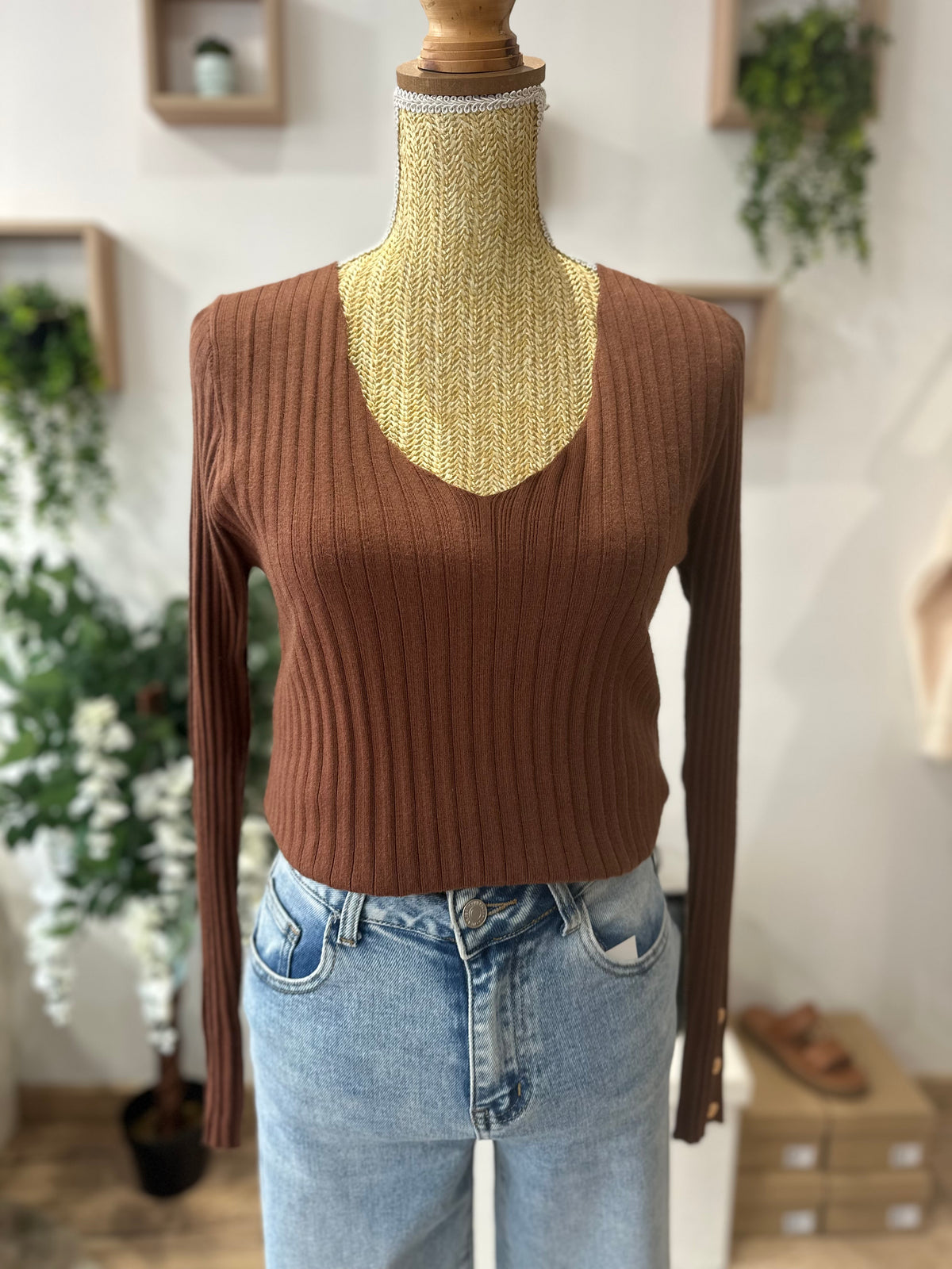Pull fin col v marron
