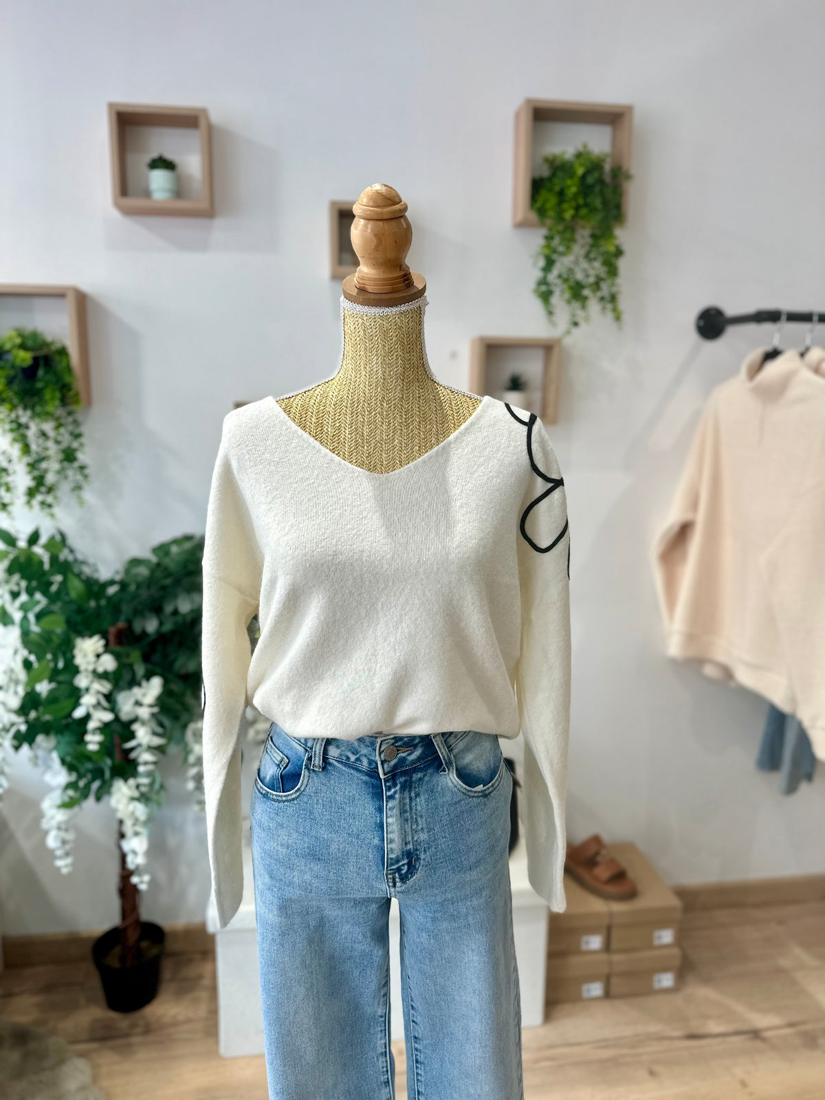 Pull fleur col v