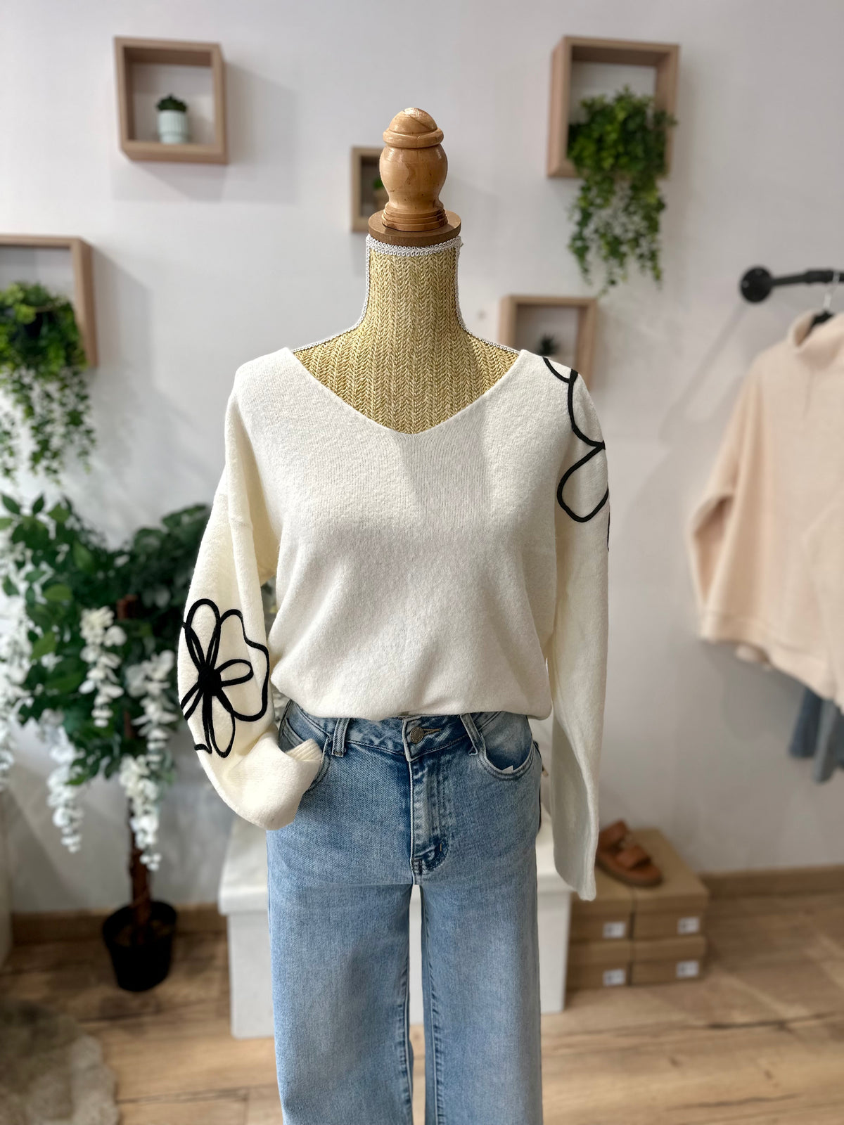 Pull fleur col v