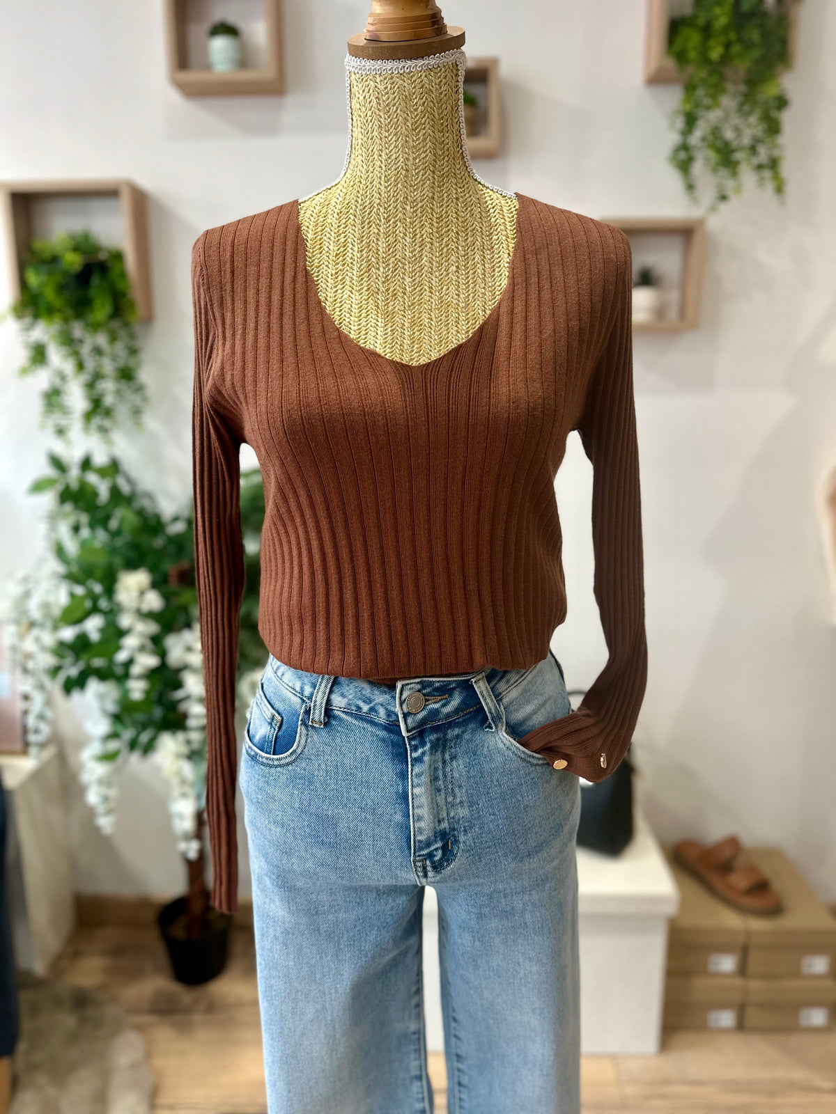 Pull fin col v marron