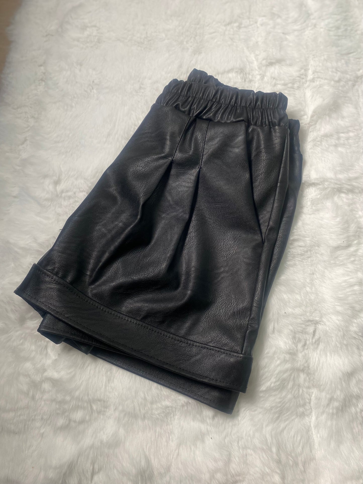 Short en similicuir